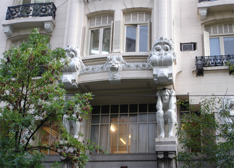 Edificio sobre Av. Rivadavia