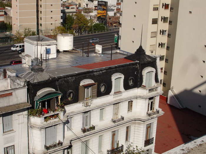 Edificio sobre Av. San Juan