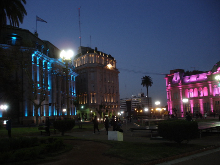 Vista nocturna desde la Plaza de Mayo