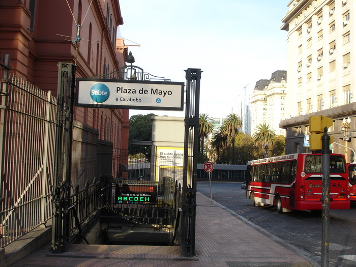 Boca de Subte A frente a la Casa Rosada