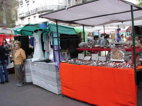 Puesto de ventas en la Plaza Dorrego