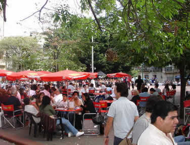 Turistas en la Plaza Dorrego